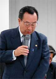 役員会で一時休止の正式表明を説明し、わびる高橋燕市長