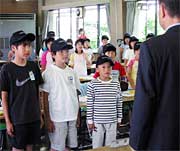 高橋市長に向かって決意表明する児童