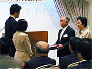 創業者の作った「カヅラ」を3代目夫婦から4代目夫婦へ手渡すセレモニー