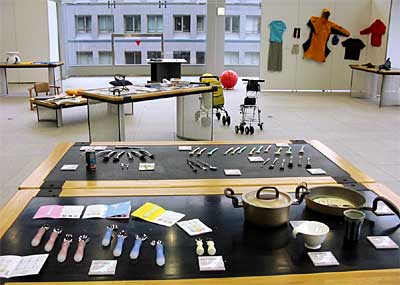 21日まで三条・燕地域リサーチコアで開かれている2003ユニバーサルデザイン展