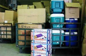 キャプテンスタッグフェアでの販売を待つ山積みのキャンプ用品