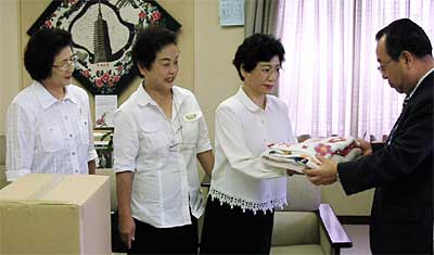 左から燕ライオネスクラブの佐藤会計、深沢幹事、大山会長、そして高橋燕市長