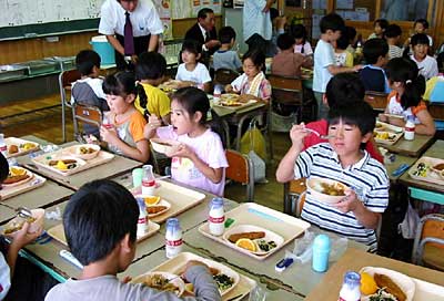 燕西小学校で日本金属洋食器組合によるスプーンを使った昼食会