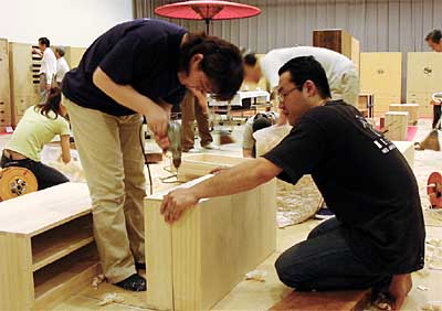 昨年の桐たんす展の製作体験の様子