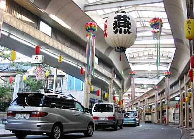 大ちょうちんが下がって飛燕夏まつりのムードを盛り上げる燕市の商店街