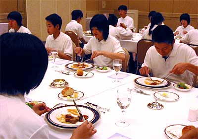 16日開かれた燕市市内中学生が対象の洋食マナー実践会