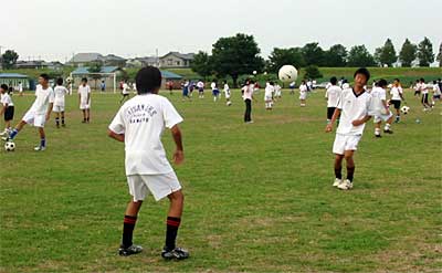 20、21日と三条・燕総合グラウンドで開かれている横浜F・マリノスふれあいサッカー・少年サッカースクール