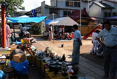 27日開かれた三条神明様・骨董ガラクタ市