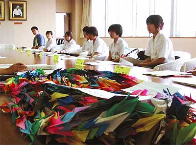 広島平和記念式典への派遣団結団式と激励会、手前は奉納するしない中学生が折った千羽鶴