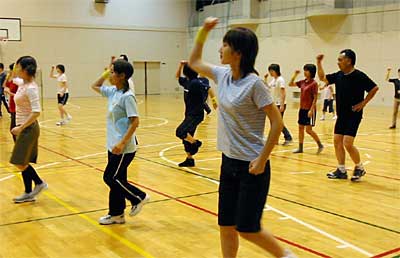 三条市勤労青少年ホームで新しい『三条音頭』の振り付けの練習