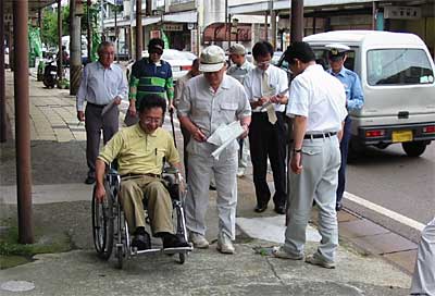 4日、一ノ木戸商店街で行われた交通安全総点検