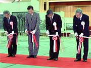 テープカットする左から田中市議会議長、高橋市長、中村新潟日報社事業局長、熊倉市教育委員長