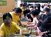 売り子も客の応対に大忙し