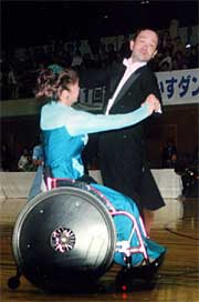 一昨年の全日本車いすダンススポーツ選手権大会で小林支部長（右）とのペアで準決勝を競う若林さん（左）