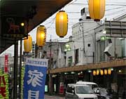 夏まつりの近いことを知らせる商店街を飾るちょうちん