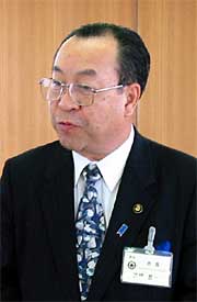 報道陣の質問にこたえる高橋燕市長