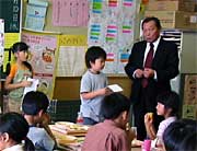 児童の質問に答える山崎日本金属洋食器工業組合理事長
