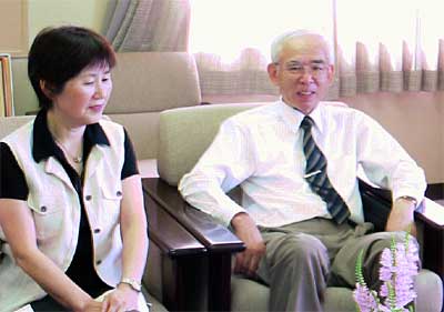 市役所へ100万円の寄付に訪れた原田さん夫妻