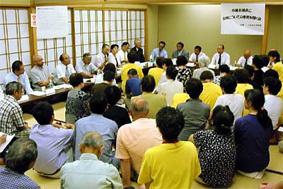 4日夜、開かれた市議会議員に合併についての意見を聞く会は、市民約80人が参加して会場はいっぱいに