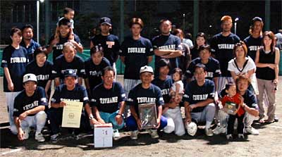 第32回燕市民ナイターソフトボール大会で優勝した小中川バッファローズ
