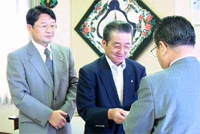 左から石川三条信用金庫燕支店長、宇佐美燕さんしん会会長、高橋燕市長