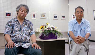 「2L写真で魅せる~田中2人展」を開いている田中未来さん(左)と田中義雄さん(右)