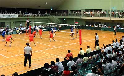 8日開かれた燕市招待バレーボールでNECブルーロケッツ対新潟教員バレーボールクラブ戦
