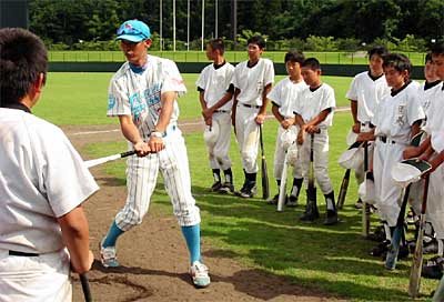 三条市内中学生にバットスイングを指導する武内プレス工業(株)野球部の中島千尋監督