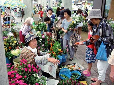 盆用品を買い求める市民でにぎわう12日の盆市