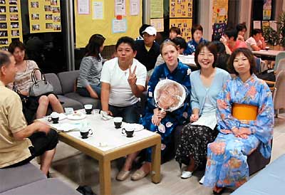 条市勤労青少年ホーム「ソレイユ三条」で開かれた国際交流Tea Time「夕涼み会（ゆかた会）」