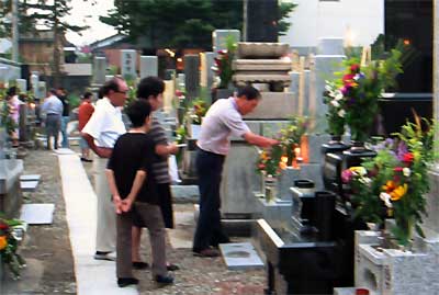 夕暮れとともに三条市内の寺には先祖の霊を迎える人たちが続々と