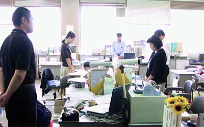 終戦記念日の15日、三条市役所で黙とうをささげる職員