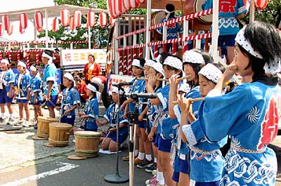 三条市厚生福祉会館駐車場で『三条凧ばやし』を披露する児童