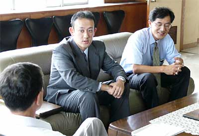 左から高橋三条市長、長谷川靖(株)三条モーターステーション専務、藤田英明(株)藤田自動車専務