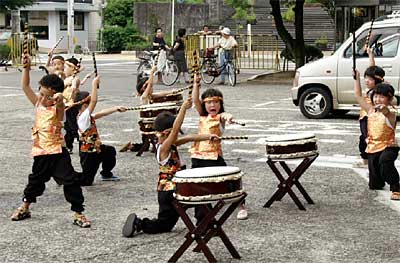 梅雨を思わせるじめじめした暑さのなかで和太鼓を練習するきらきら保育園園児