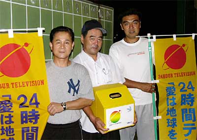 左から小中川ソフトボール連盟の高橋副会長、高波会長、梅田理事