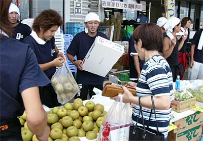 23日、コメリ四日町店前で開かれたチャリティぐっつらぁ市