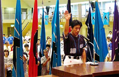 23日行われた燕市体育協会の平成15年度燕市民総合スポーツ祭総合開会式で選手宣誓する山形正明選手