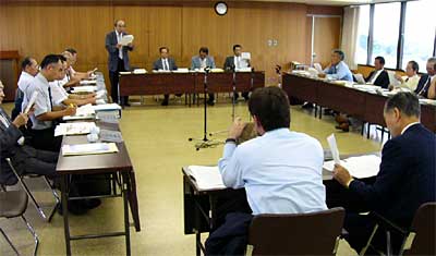 25日開かれた燕市議会の議員懇談会で住民投票条例制定を議員発議で行うことに決める