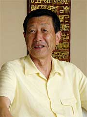 記者会見する高橋一夫三条市長