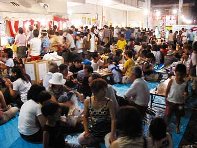 にぎわう東三条商店街の夜店市