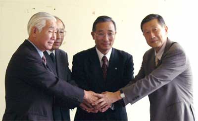 調印後に握手する左から下田村長、栄町長、田上町長、三条市長