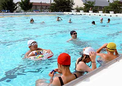 今夏最高の32.9度で三条市民プールも夏本番