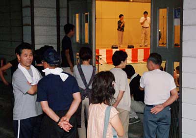 16日夜、西燕公民館で開かれた第18回花桜地区ふるさと祭り
