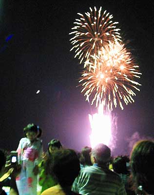 3日開かれた三条夏まつり大花火大会の六ノ町河川緑地