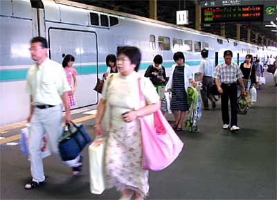 JR燕三条駅の下りホームに降り立つ帰省客