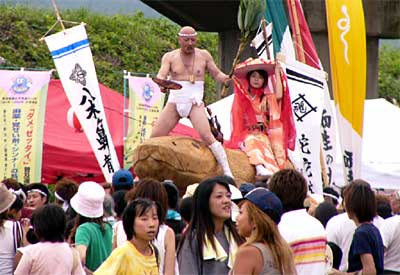 特設会場に入場する笠堀姫を載せた大蛇