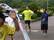 開会式に先立って行われたたすきリレーでゴール選手たち
