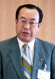 住民投票に対する考えを問われ、懇談会に出席して答える高橋市長