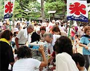 焼きそばとかき氷のサービスに八幡宮境内は大にぎわい